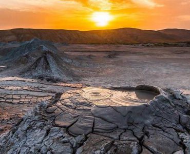 Du lịch Azerbaijan – Hàng trăm núi lửa bùn kỳ lạ phun trào